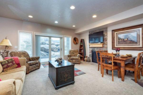 Lakeside Escape with Hot Tub Huntsville